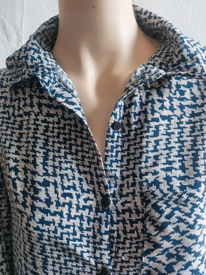 Chemisier à motifs bleus et blancs Taille L - photo numéro 3
