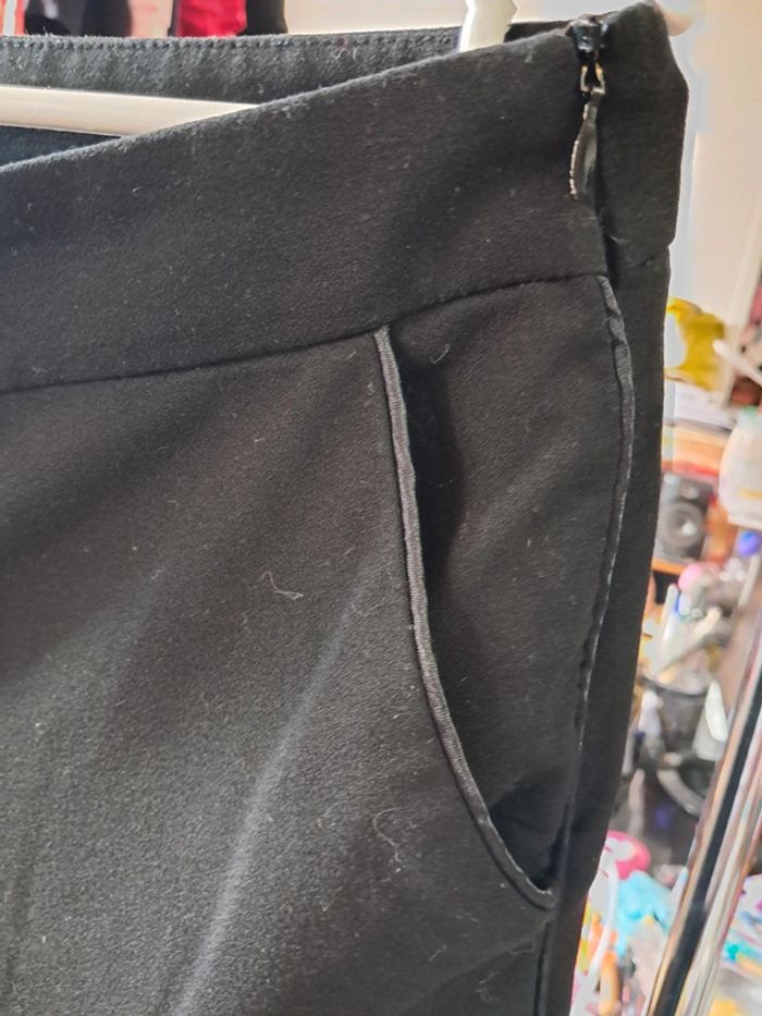 Beau pantalon noir NafNaf, poches italiennes, finitions satinées, fermeture côté T40/L - photo numéro 3