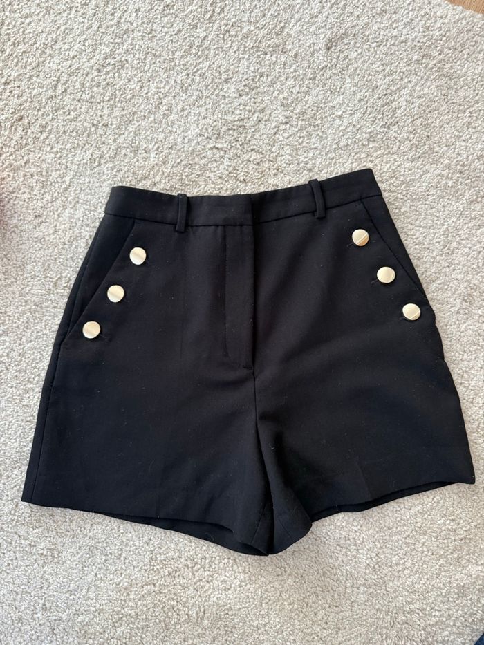 Short noir à bouton doré