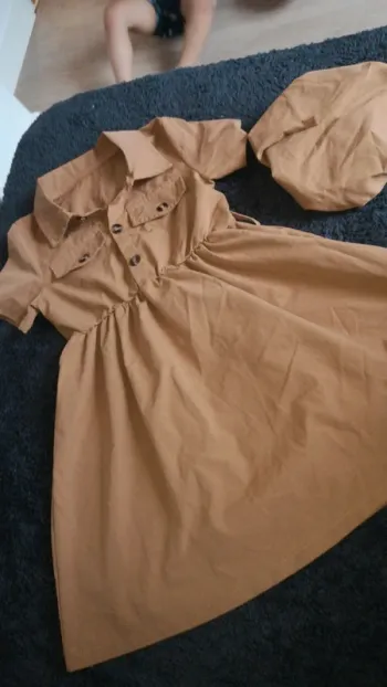 Petite robe marron avec berret neuf