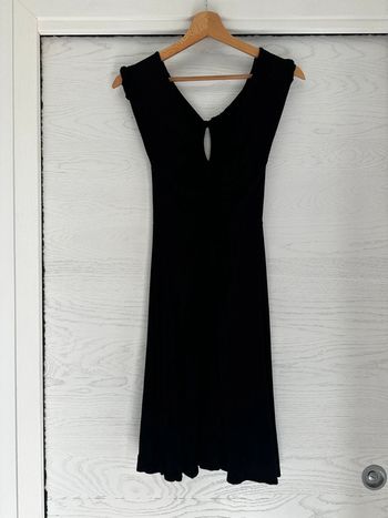 Robe noire froncée