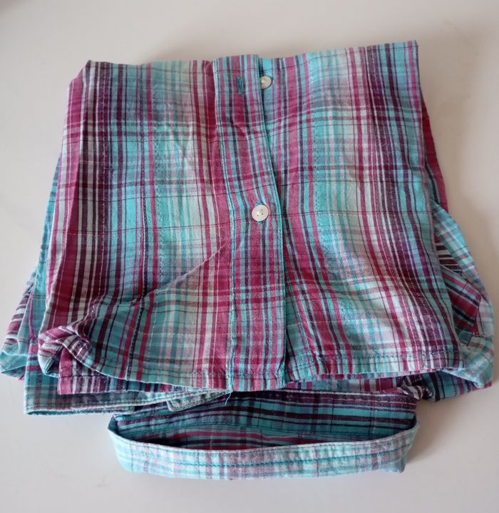 Chemise rayée multicolore. 8 ans . Manches longues ,col et 2 poches . Coton . Très bon état. - photo numéro 10