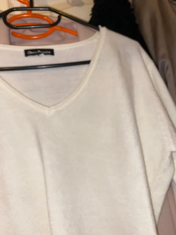 Pull blanc col V - photo numéro 4
