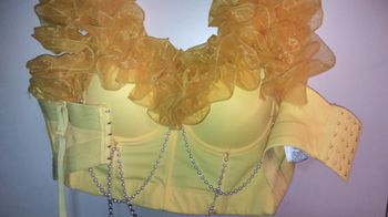 Haut jaune de soirée