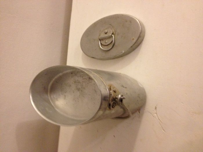 Ancien mini sceau en aluminium gris clair  avec anse et couvercle pour décoration ou autre - photo numéro 4