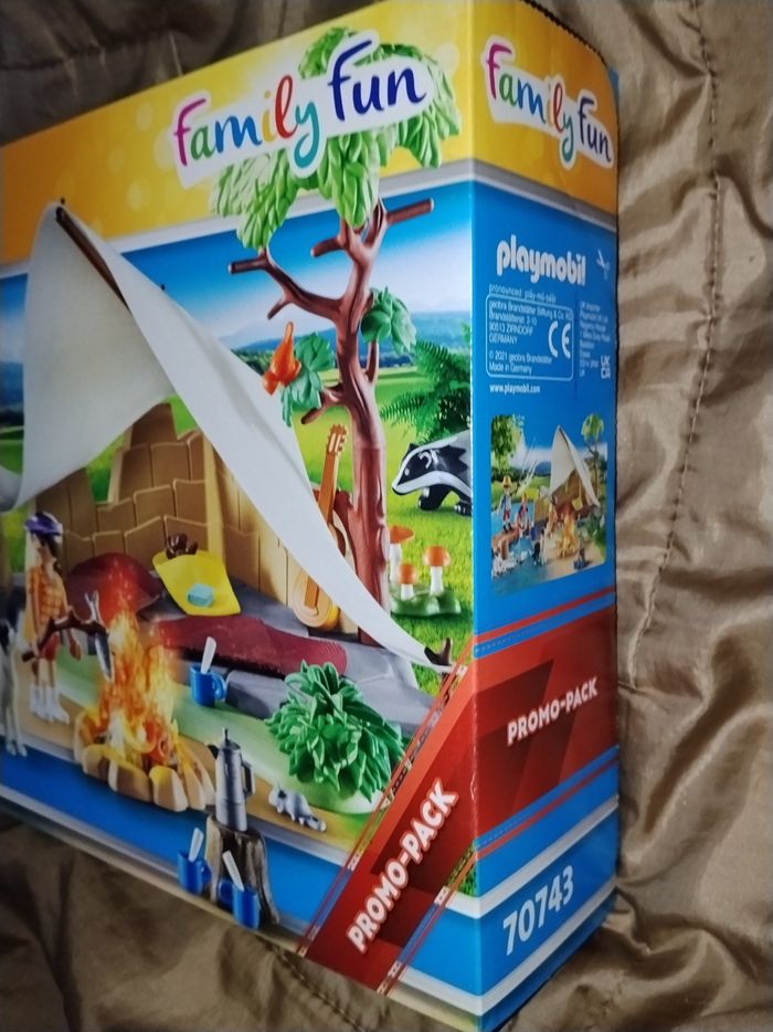 Playmobil famille de campeurs 70743 - photo numéro 2