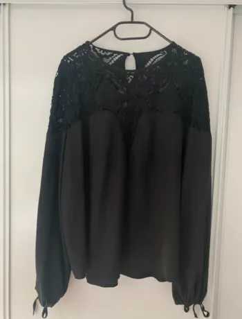 Blouse noire satinée dentelle 3XL