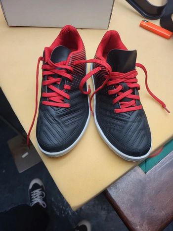 Chaussure de foot en salle quasi neuve taille 33