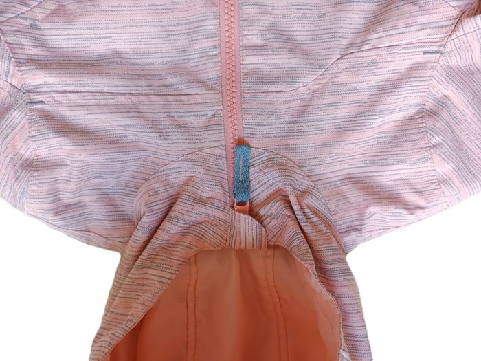 Doudoune légère rose et gris à capuche. Réversible. Quechua. Decathlon. Taille 4 ans - photo numéro 2