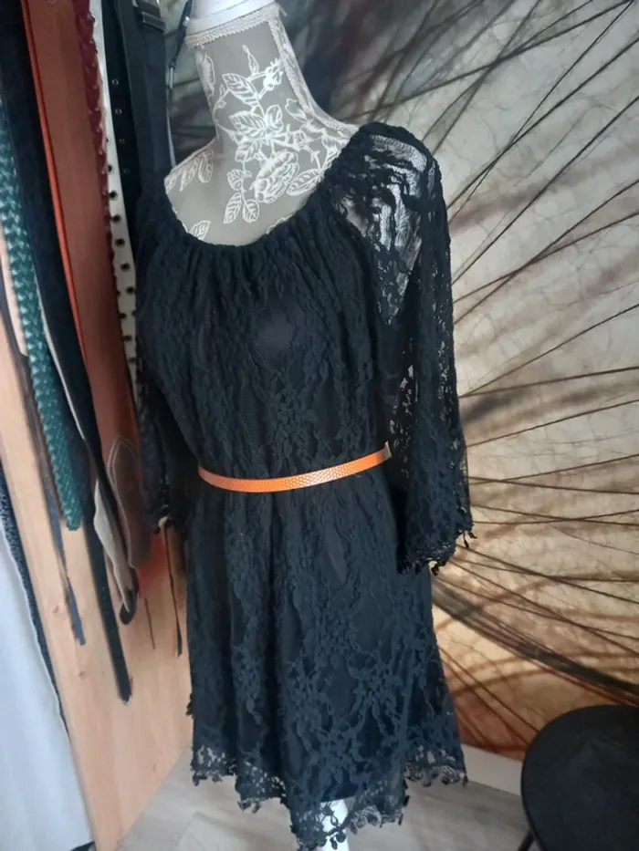 Robe finition dentelle - photo numéro 2