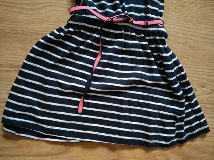 Robe bleue marine et blanche. Fille . Kiabi.
Taille 4 ans - photo numéro 2