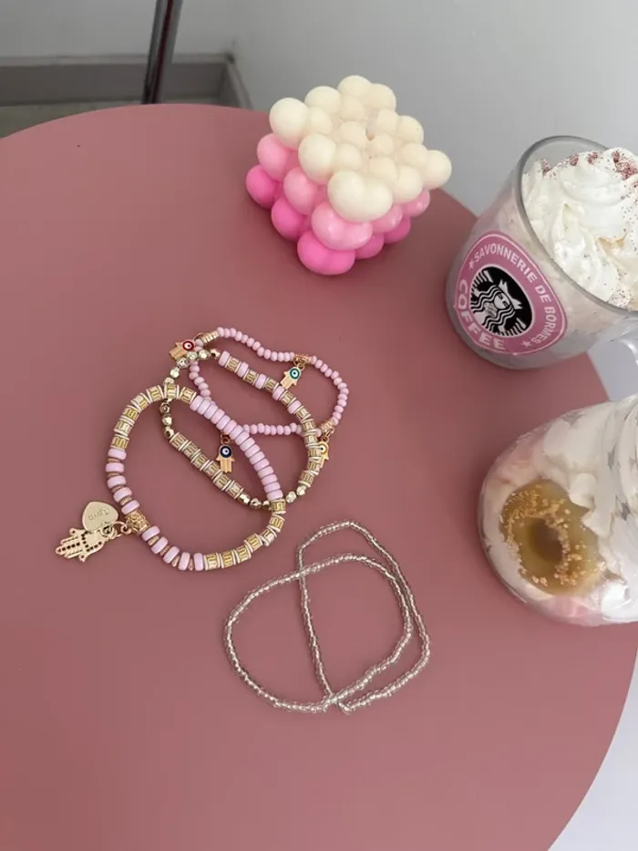 Lot de cinq petits bracelets, roses et argentés