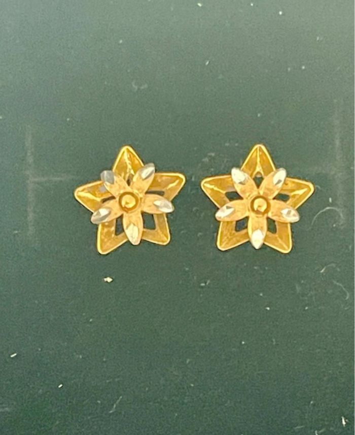 Boucles d'oreilles fleure en or 18 carats (au750)Très bon état - photo numéro 8