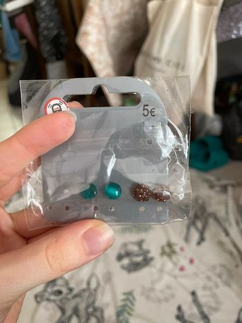 Lot de deux paires de boucles d’oreilles.