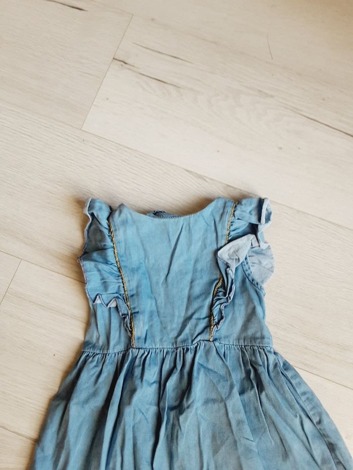 Vêtement bébé fille robe jean bleue Kiabi 18 mois - photo numéro 2