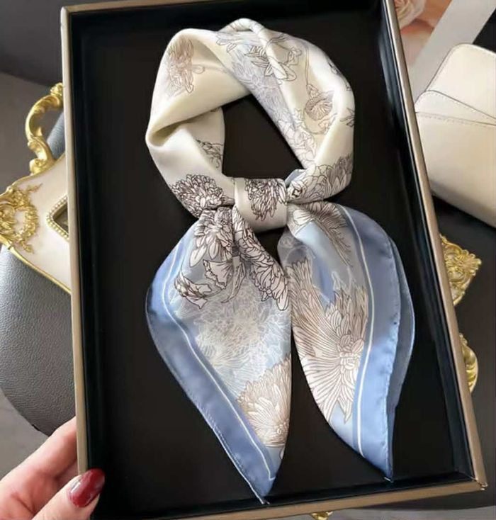 Foulard bleu soie carre 70*70cm