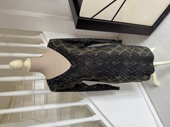Robe pull col V Morgan kaki à motifs crocodile doré
