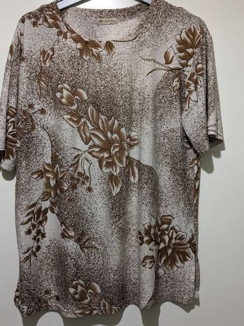 Beau tee shirt Vintage imprimé fleuri. Taille 46/48
