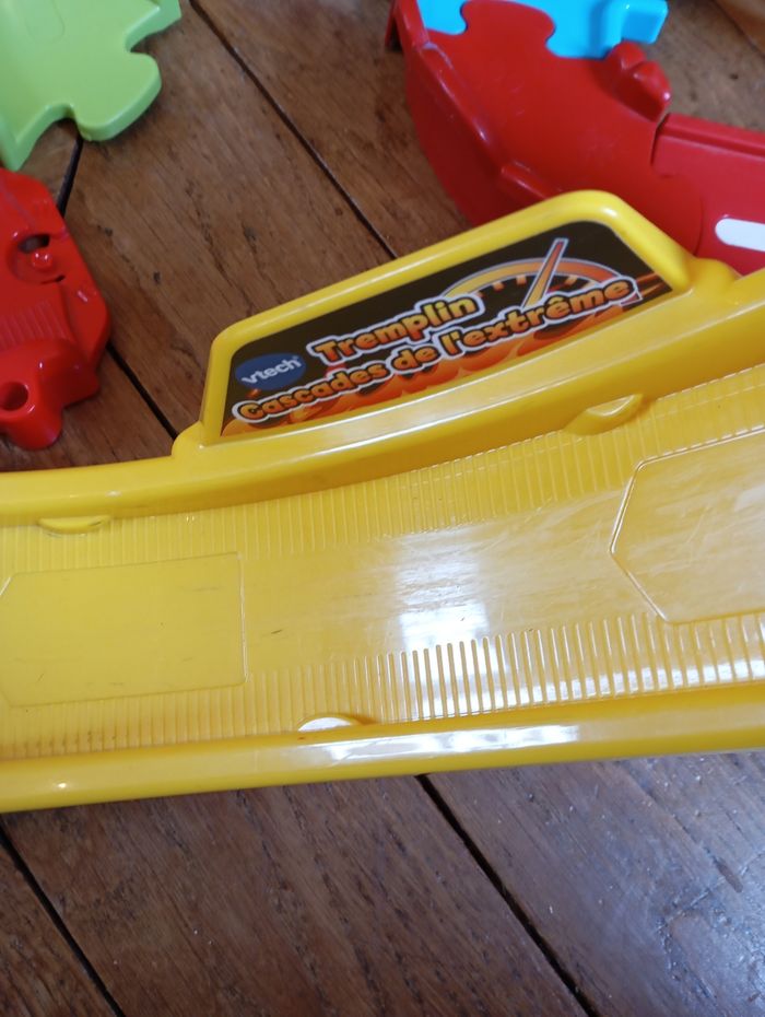 Garage tut tut avec 2 tours de lancement et 3 voitures - photo numéro 4