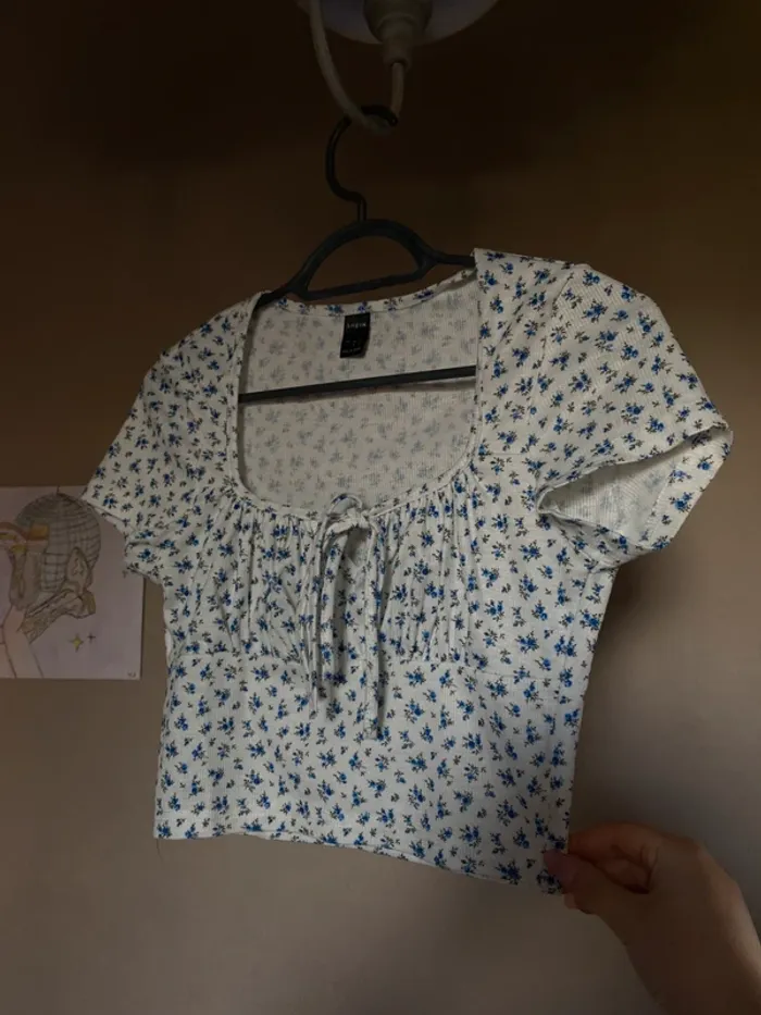 Crop top blanc et bleu à fleurs à lacer