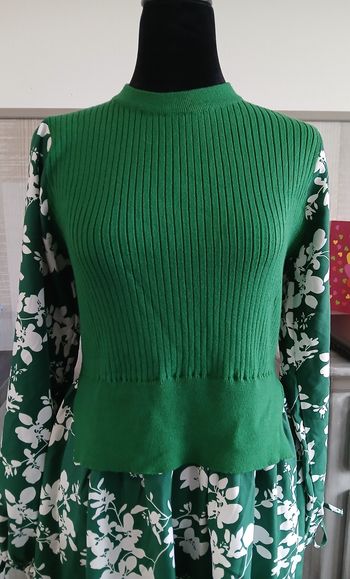 Robe pull verte fleurie Taille M