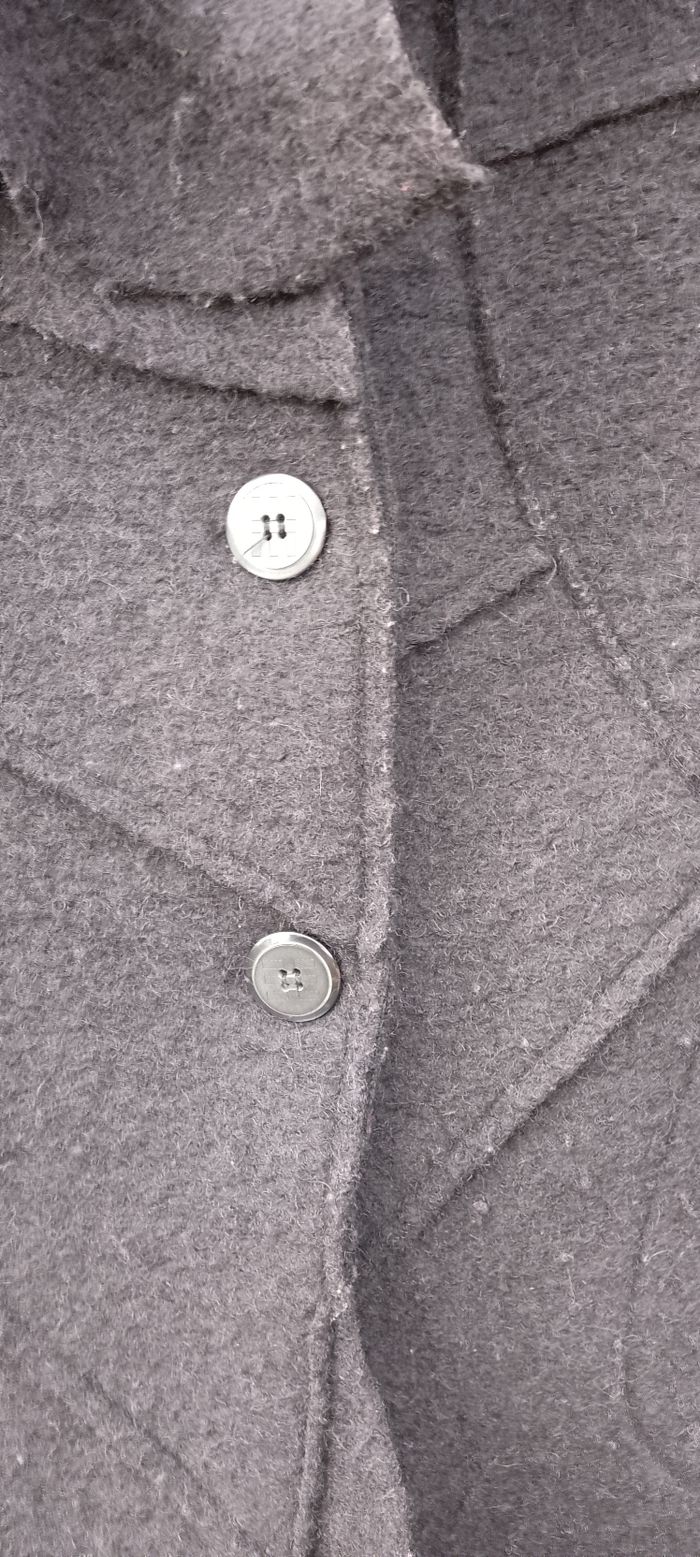 Joli manteau exxe paris en lainage. Avec des volants au col et en bas . Poches  . Bien chaud .3 boutons devant. 70 % de laine taille 40 - photo numéro 8