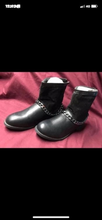 Bottine noire avec chaînette