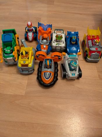 Lot véhicule avec figurines pat patrouille
