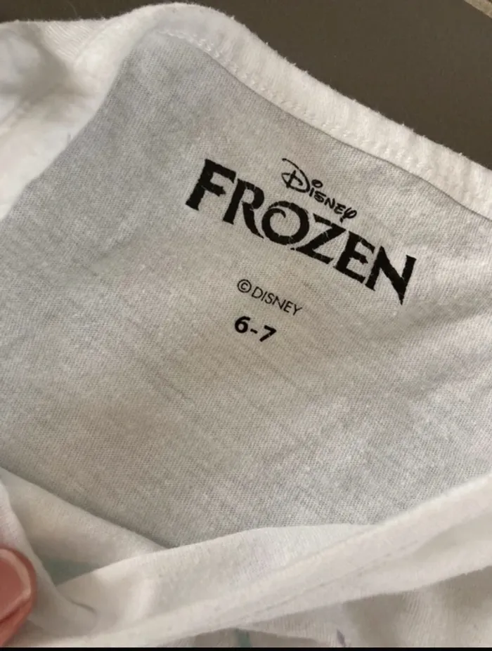 T shirt olaf disney 6-7 ans en tres bon état - photo numéro 2