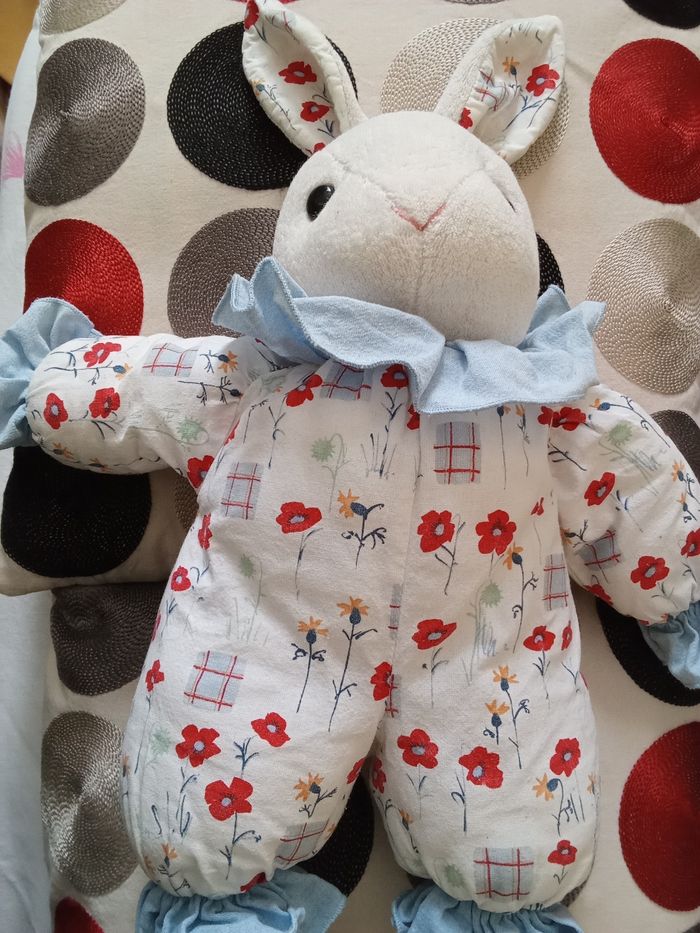 Doudou peluche lapin blanc Minouche vintage ancien tissu imprimé fleurs rouges jaunes floral fleuri