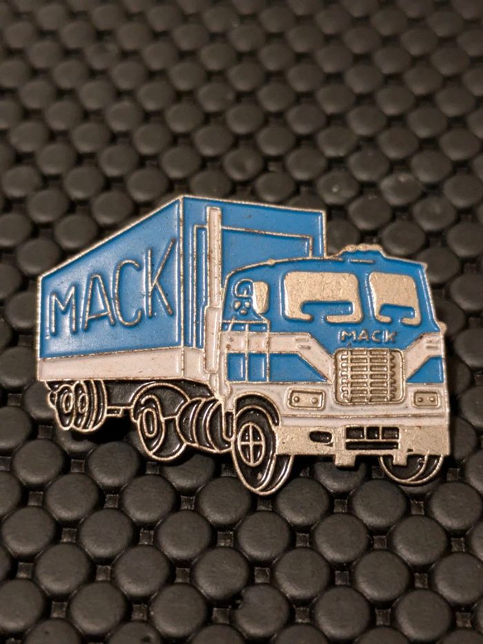 Gros pin's Camion Mack Truck routier