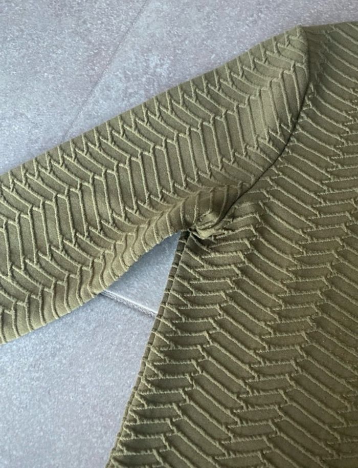 Crop top/ Haut à manches longues texturé vert kaki - photo numéro 5