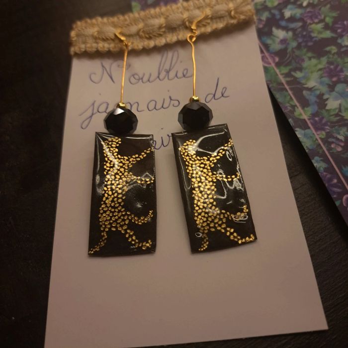 Boucles d'oreilles pendante en résine noir doré - photo numéro 7