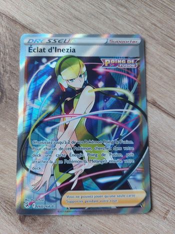 Carte pokemon Éclat d'Inezia 260/264 Poing de fusion
