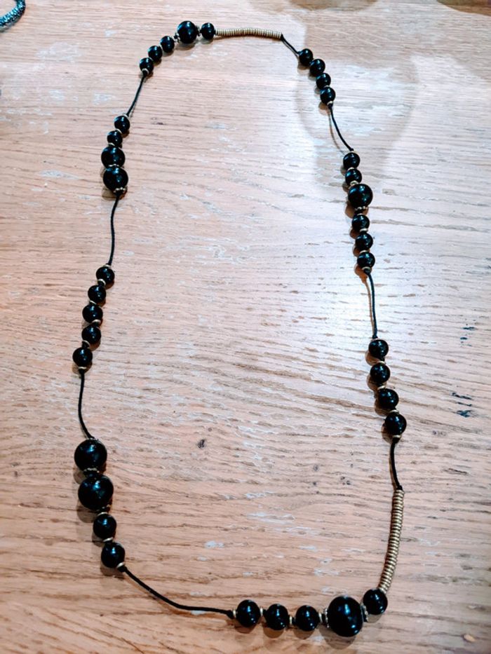 Collier sautoir perles noir et laiton