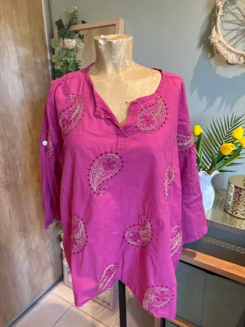 Jolie blouse manches trois quarts avec de très beaux détails dorées