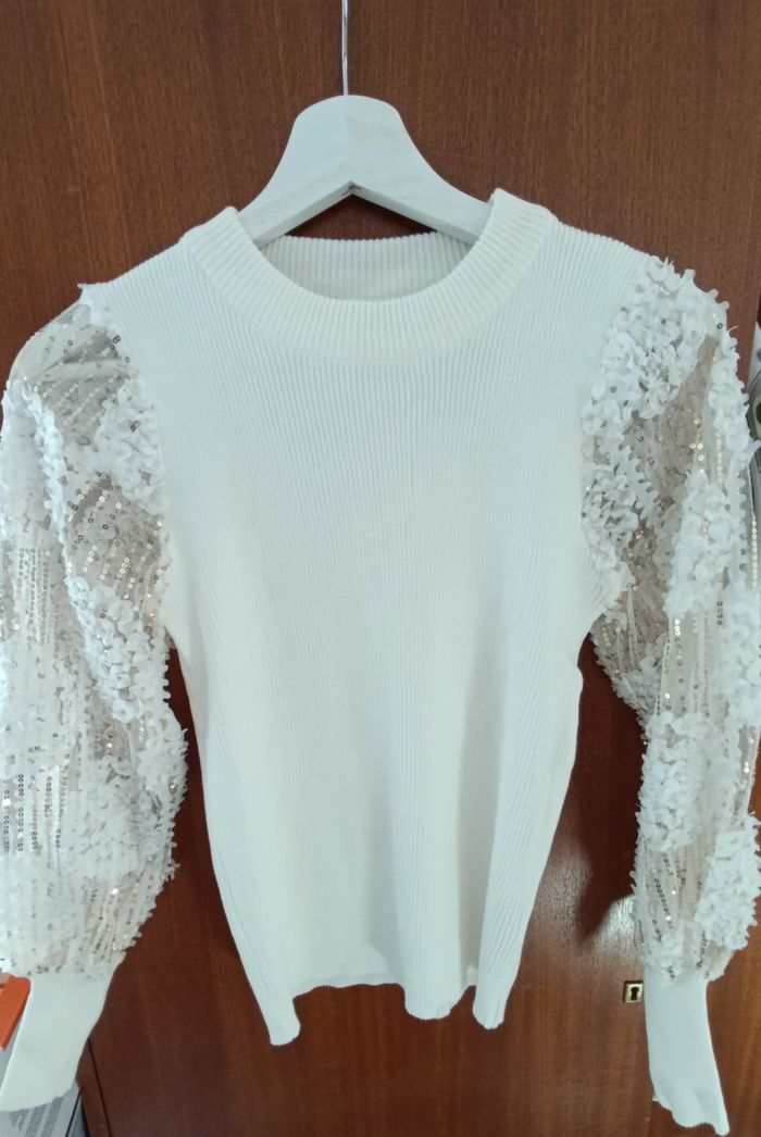 Pull femme manches sequins et fleurs