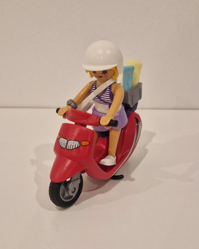 Playmobil "Vacancière avec scooter " - photo numéro 2