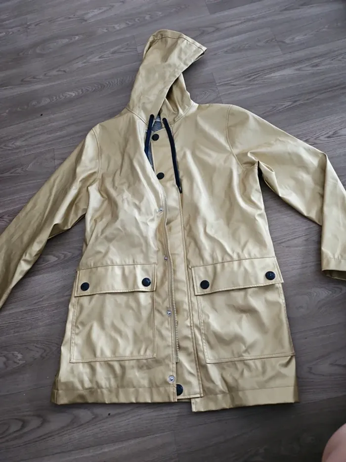 Imperméable dorée
