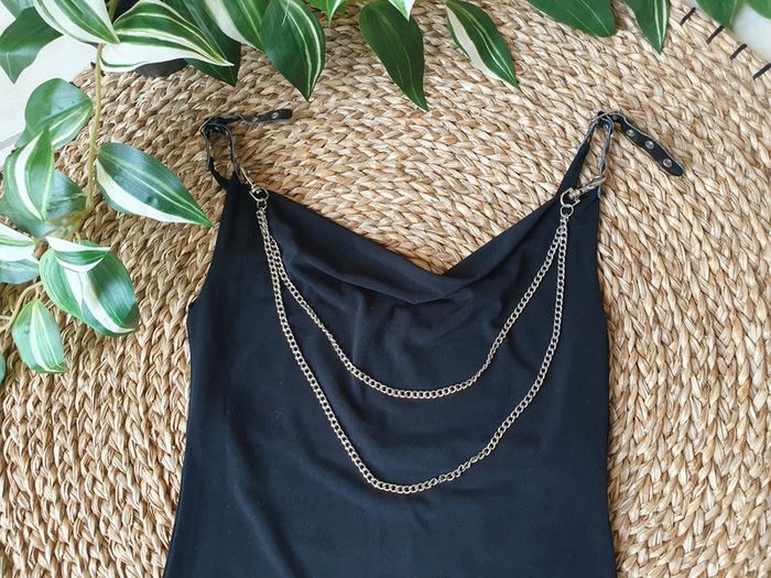 Robe noire avec chaînette - photo numéro 2