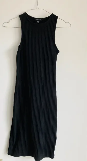 Petite robe noire courte moulante côtelée new look col rond