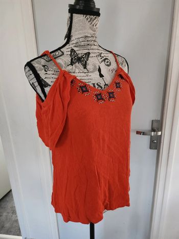 Très Joli Débardeur orange brodé devant de taille 36