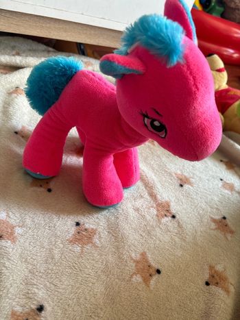 Cheval rose en peluche