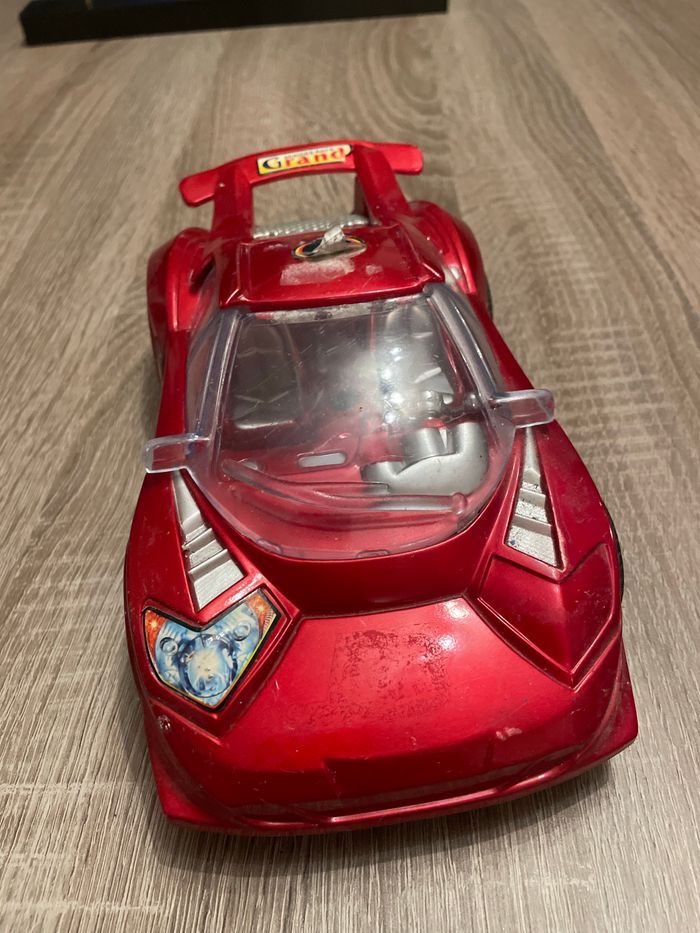 Jolie voiture rouge 🥰 Abîmé mais fonctionne