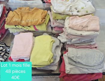 Lot vêtements + coussin allaitement