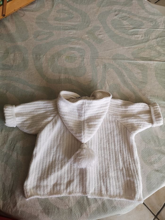 Veste blanche à capuche marque Lapin Bleu taille 3 à 6mois - photo numéro 2