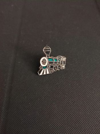 Pin's train locomotive