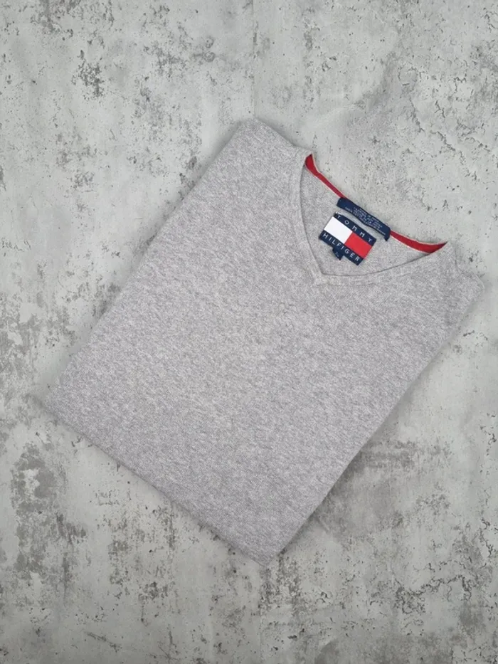 Sweat fin col V Tommy Hilfiger gris clair – Taille L Femme (mesures en photos)