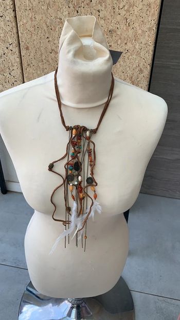 Colliermulti brins en cuir pièce perles plumes court