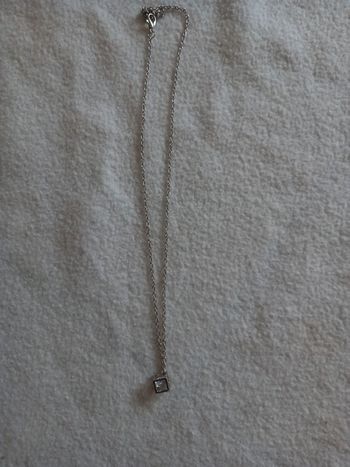 Collier pendentif cube et pierre blanche